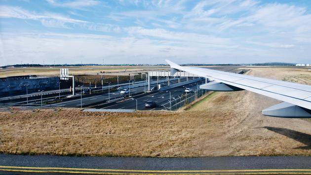 Air Traffic Controller Nearly Causes Plane Crash
